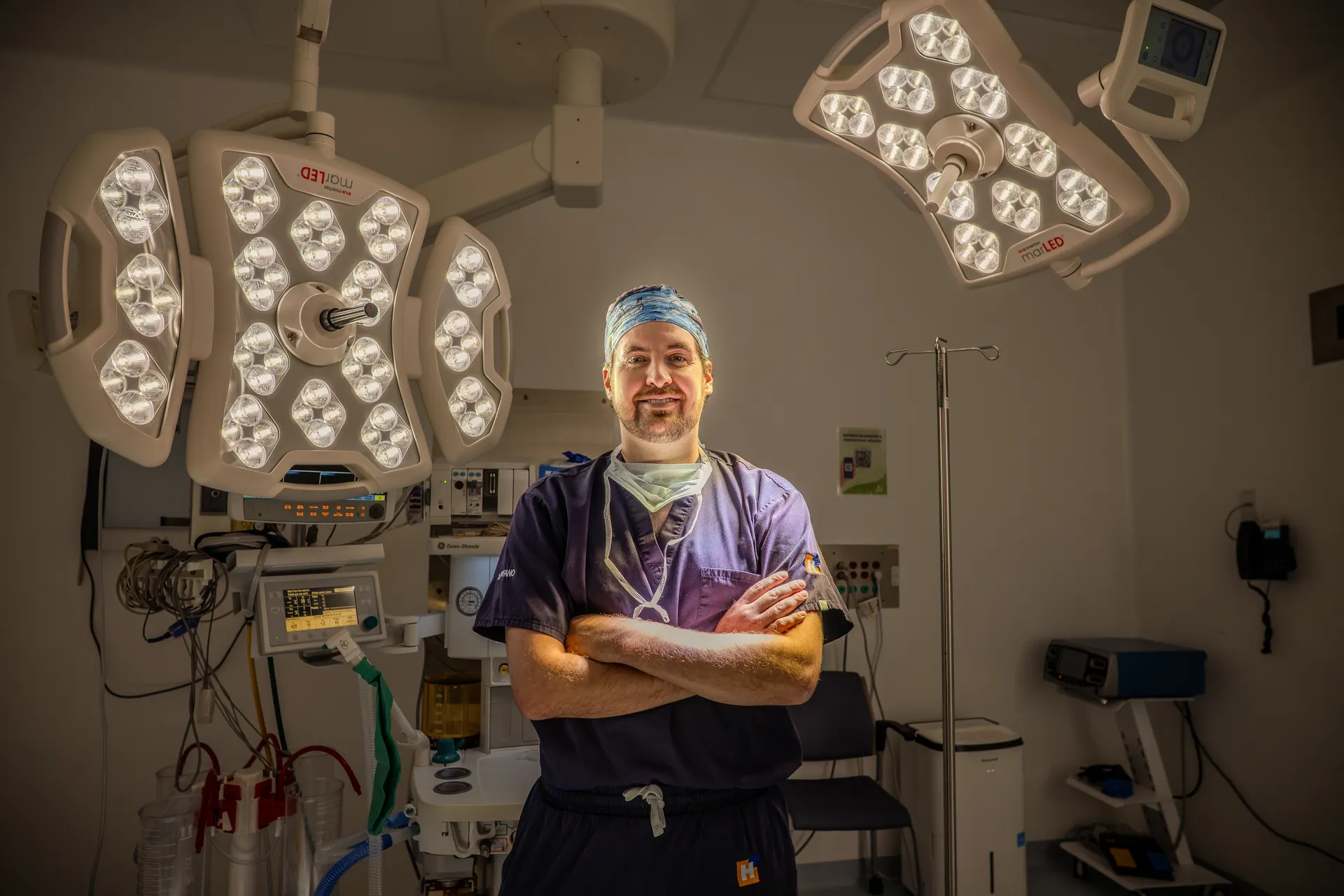 El Dr. Guibaldo con uno de sus gorros quirúrgicos de arte