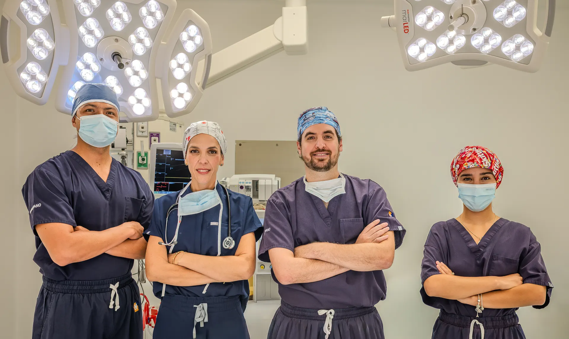 Dr. Guibaldo with his surgical team in the operating room at Hospital H+ Los Cabos