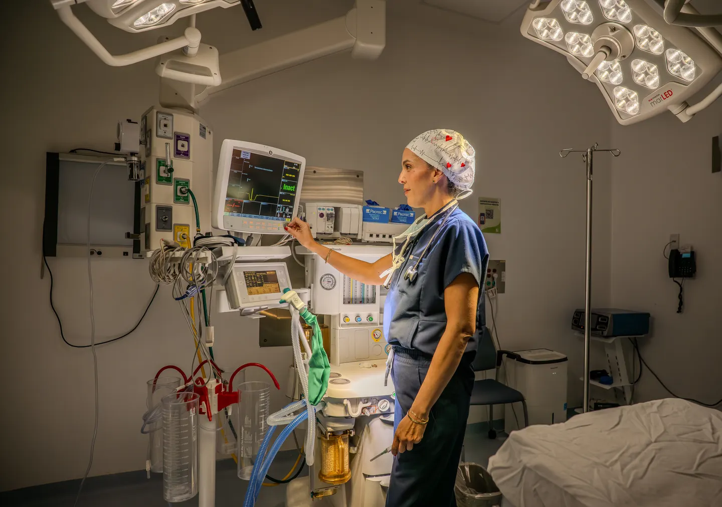 Anesthesia monitoring in the operating room at Hospital H+